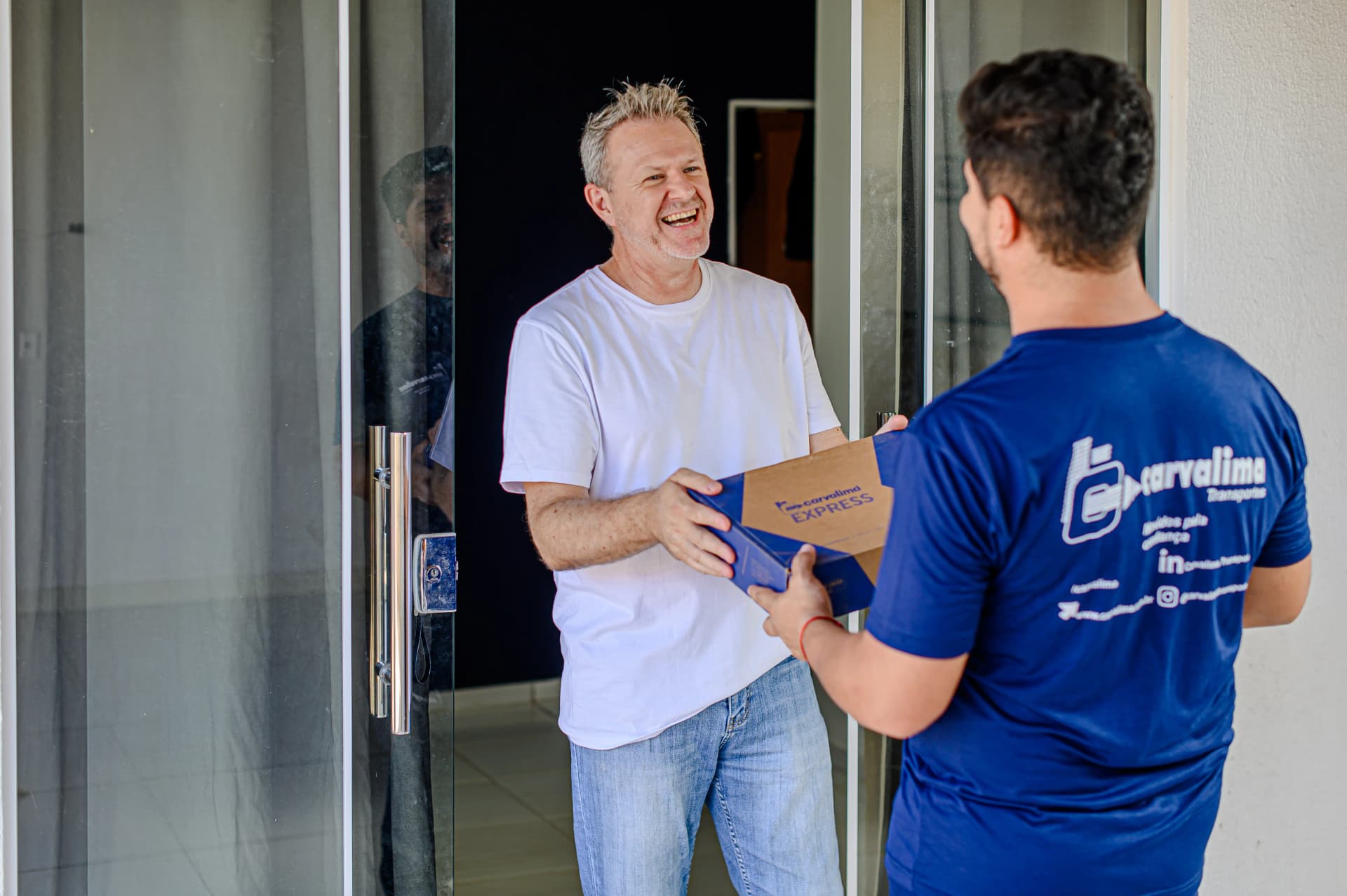 Seja um cliente Carvalima: Entregador carvalima entrega caixa para cliente